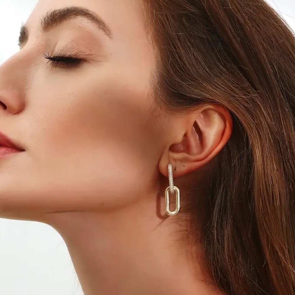 Dangle gold earrings